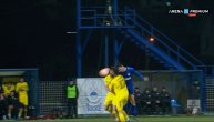 Žestok sudar glavama fudbalera, pali su kao pokošeni na travu