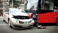 Teška saobraćajka na Kanarevom brdu, autobus udario u auto, vozač prevezenu hitnu