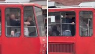 Muškarci se udarali pesnicama, jedva ih razdvojili: Uznemirujući okršaj u tramvaju na Čukarici