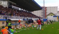 Utakmica u Pazaru počela minutom ćutanja zbog poginule dece, teren zasula kiša igračaka