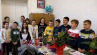Ceduljice s porukama, orhideje, čokolade: Đaci priredili iznenađenje učiteljici Ani za 8. mart