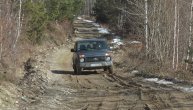 Legenda od direktora i njegova Lada Niva: Kroz planinske vrleti Golije dovozi decu do škola