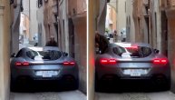 Zaglavio Ferari u najužoj ulici na svetu