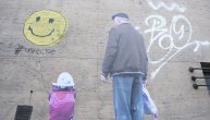Mural u Beogradu o kome se priča: Devojčica i deda gledaju u smajlija sa haštagom