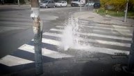 Gejzir posred pešačkog prelaza: Pukla cev i napravila atrakciju na ulicama Beograda