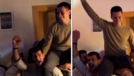 Novak u sevdahu, s Markom nosi brata Đoleta na ramenima: Ide pesma "Rodio se sin, mali gospodin"
