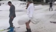 Neobična svadba na Kopaoniku: Mlada i mladoženja na skijama, svatovi igrali kolo u pancericama