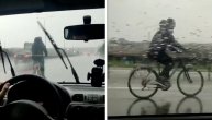 Biciklista jurio nasred auto-puta po kiši, pa udario u ogradu i pao