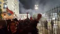 Crna Gora i Srbija to je jedna familija! Navijači Srbije stigli na stadion i napravili ludnicu