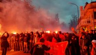 Ušli smo u grotlo navijača Crne Gore: Napravili haos u korteu uz bakljadu, mnogi dižu dva prsta