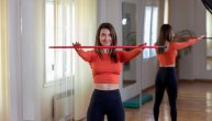 Vežbe sa metlom za zatezanje celog tela: Kućni trening koji daje super rezultate