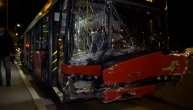 Snimci sa mesta tragedije: Vozač umro za volanom autobusa, da bi spasio putnike udario u auto i zid