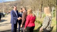 Vučić posetio etno selo Toplina duše: Dočekali ga meštani