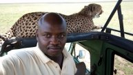 Leopard uskočio u auto na safariju: Vodič pravio selfi video s njim
