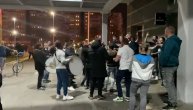 Navijači ispred ulaza Arene, uz trubače, čekaju izlazak igrača Partizana: Samo veselo