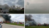 Dimi se fabrika, nebo se zacrnelo: Veliki požar u Sremskoj Mitrovici