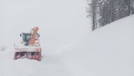 Haos na putevima oko Novog Pazara, snežni nanosi dostižu visinu i preko metar