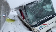 Kod Kragujevca autobus sleteo sa puta, ima povređenih: Snimak sa lica mesta