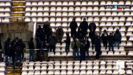 Stadion Partizana pod snegom: Malobrojni navijači na tribinama se grudvaju