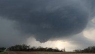 Snimak tornada koji nosi sve pred sobom, a nakon toga kroz oblake "proviruje sunce"
