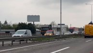 Mesto saobraćajke na auto-putu kod "Zmaja": Sudarili se poštanski kombi i automobil