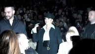 Prija s mužem Filipom na koncertu Jelene Rozge: Elegantno izdanje s kapom i belom košuljom