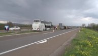 Autobus sa đacima probio zaštitnu ogradu na auto-putu