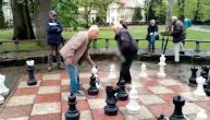 "Stara garda" pijucka i igra džinovski šah u parku: Čas fizičkog na banjalučki način u 50 maraka