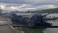 Vatra progutala splav na Savskom keju: Ostala samo konstrukcija, svuda garež i dim