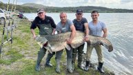 Ulovljena vodena grdosija duga preko dva metra i teška 90 kilograma na Gružanskom jezeru