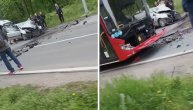 Auto smrskan kao da je od papira, autobusu slupan prednji deo: Jeziv udes ka Lazarevcu
