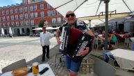 Grobar na harmonici zasvirao pesmu Partizana u Madridu, španski konobari u neverici