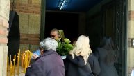 Porodica prima saučešće, uplakanu tetku teši sestra pokojnog dizajnera: Sahrana Saše Vidića