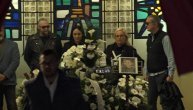 Marko Kon i Leontina stoje slomljeni pred kovčegom: Poslednji pozdrav Saši Vidiću