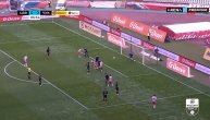 Kangva iz drugog plana natrčao na loptu i zakucao je glavom u mrežu Čukaričkog za vođstvo Zvezde