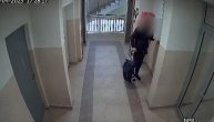 Nadzorne kamere snimile čoveka dok krade protivpožarne aparate, creva i opremu iz zgrade na Banjici