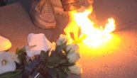 Čačak tuguje za nastradalima u Beogradu, sveće zapaljene na glavnom gradskom trgu