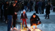 Beograđani pale sveće na Cvetnom trgu: U tišini brišu suze