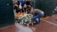 Mića Berić doneo buket cveća i sveće da oda poštu žrtvama iz OŠ "Vladislav Ribnikar"