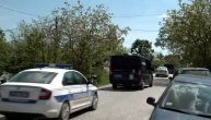 Nekoliko marica i policijskih vozila pod rotacijom, ali bez sirene projurilo prema Šepšinu