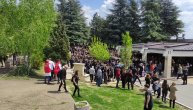Nepregledna kolona ljudi u mukloj tišini ispraća na večni počinak čuvara ubijenog u školi na Vračaru