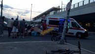 Povređen dostavljač hrane na biciklu kod Železničke: Naleteo na rupu i pao na glavu, ostao da leži