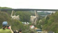 Neverovatan prizor rušenja 70 metara visokog i 17.000 tona teškog mosta: Ljudi se okupili da gledaju