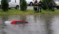 Apokaliptične scene u Novom Sadu: Ulice potopljene, vatrogasci evakuisali ljude sa krovova kola