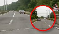 Na Pančevačkom putu usnimili smo dva automobila koja idu u suprotnom pravcu