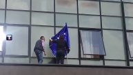 Zastava tzv. Kosova na prozoru zgrade Opštine Severna Mitrovica