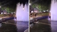 Otvorena sezona kupanja u fontani u centru grada: Ovi momci su to učinili