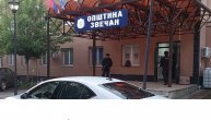 Kosovska policija ispred Opštine Zvečan