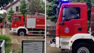 Ne može ni autom a kamoli peške, ali tu su vatrogasci: Pomogli deci da prođu kroz poplavljenu ulicu