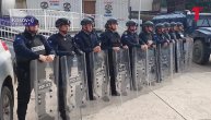 "Nećemo da nam Opština bude kasarna": Narod pokušao da razgovara sa pripadnicima policije